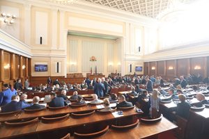 Парламентът не е затвор - маха решетките и плаща глоба (Обзор)