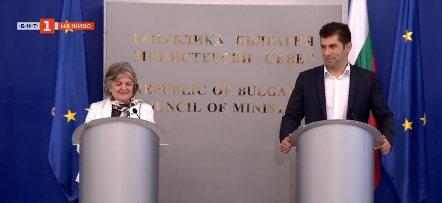 Eвропейския комисар по въпросите на сближаването и реформите Елиза Ферейра и премиерът Кирил Петков