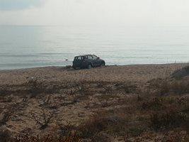 Джипът на руснака, заорал в пясъка край блатото Алепу.