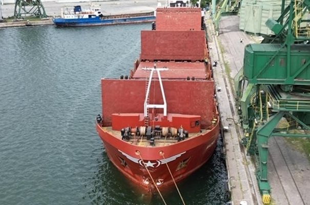 Вижте щетите по кораба, претърпял инцидент в морето, който пристигна със Варна (Видео от дрон)