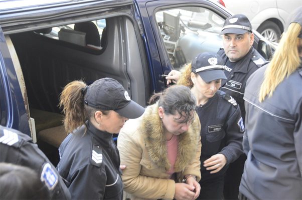 Полицаи водят Атанаска Георгиева в съда. Магистратите я оставиха в ареста. СНИМКИ: ЕЛЕНА ФОТЕВА
