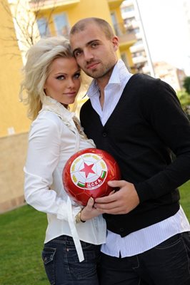 Асдис с Гардар Гунлаугсон, който бе привлечен в ЦСКА и доведе тогавашната си съпруга в България.