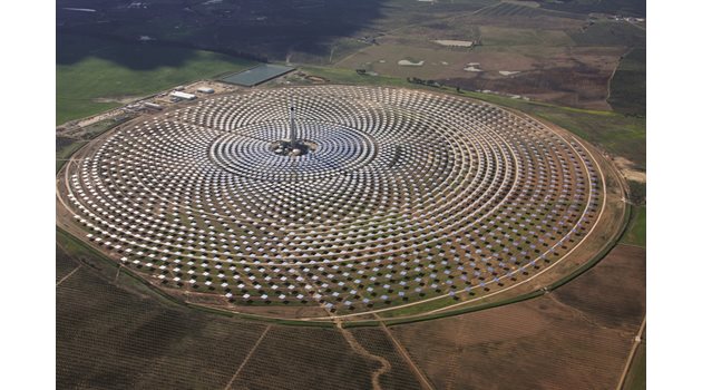 Слънчевата топлоцентрала Noor в Мароко с 2 млн. огледала ще задоволява потреблението на 2 млн. мароканци и ще осигурява ток и за Европа.