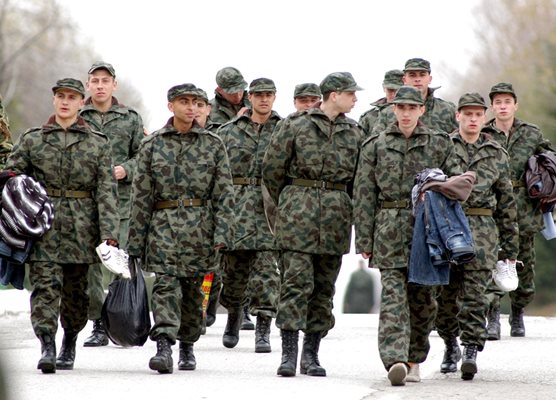 Последните наборни войници влязоха в казармата през 2007 г. Тези наборници са от Плевен.