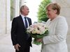 Путин посрещна Меркел с рози (Снимки)