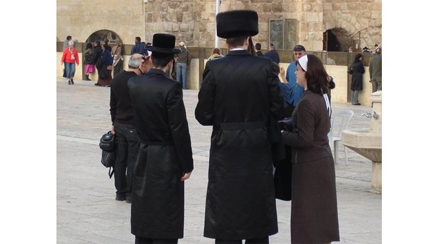 МИСТЕРИЯ: Евреи в типичните облекла провели загадъчен разговор  в сърцето на Европа.