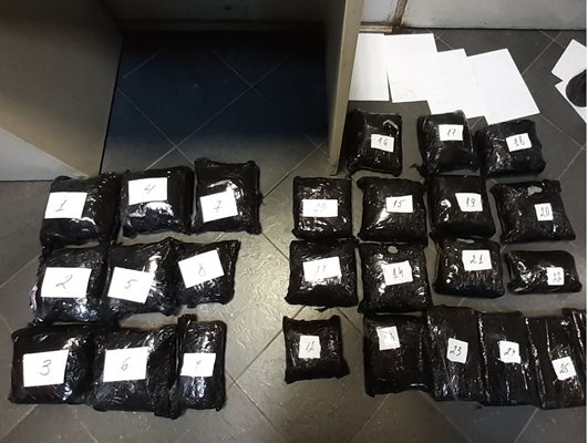 Митнически служители задържаха близо 39 кг таблетки амфетамин и над 5,6 кг кокаин в кабина на товарен автомобил. Снимки: Агенция "Митници"