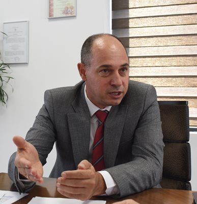 Ангелин Цачев се дипломира в специалност “Електроника и автоматика”  в Техническия университет в София през 1999 година. Ръководил е отдел в НЕК за изграждане на електропроводи. От февруари 2018 година е изпълнителен директор и член на Управителния съвет на Електроенергийния системен оператор (ЕСО).