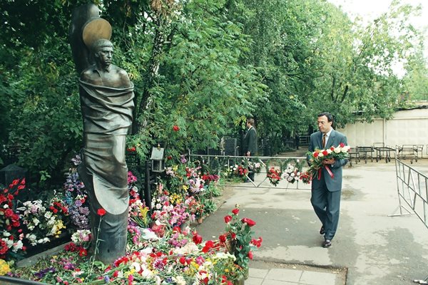 Петър Стоянов поднася цветя на паметника на Висоцки.