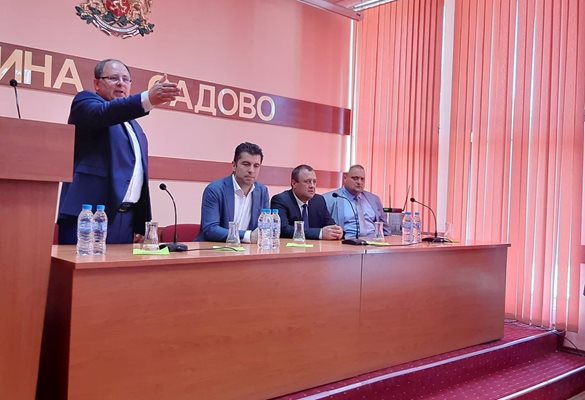Кметът на Садово Димитър Здравков (правият) благодари на премиера Кирил Петков и на земеделският министър Иван Иванов, че са дошли на място.