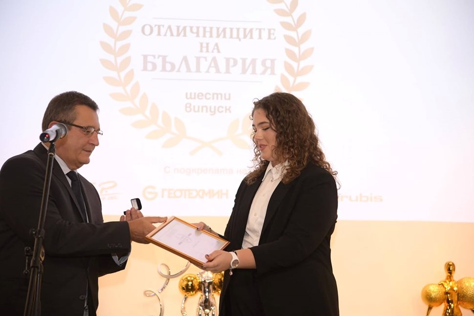 Александра получи награда от министъра на образованието проф. Сашо Пенов.