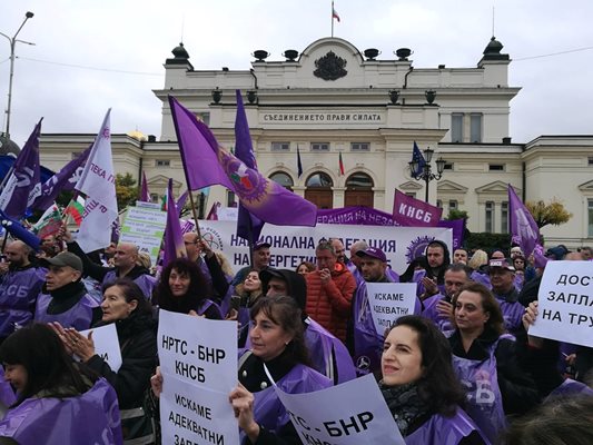 КНСБ направи няколко протеста и акции в столицата с призив за вдигане на минималната работна заплата. 

СНИМКА: Велислав Николов