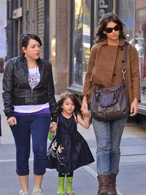 Кейти се разхожда заедно с детето си Сури и дъщерята на Том от брака му с Никол Кидман.

СНИМКИ: РОЙТЕРС И АРХИВ