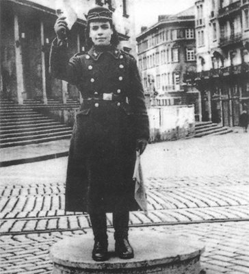 Първата жена шофьор у нас, сержант Янка Кръстева, регулира кръстовище в София.