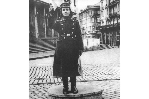 Първата жена шофьор у нас, сержант Янка Кръстева, регулира кръстовище в София.