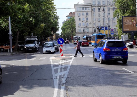 В София вече има няколко пешеходни пътеки, на средата на които има островчета.

СНИМКА: ВЕЛИСЛАВ НИКОЛОВ