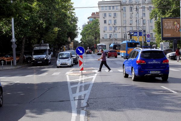 В София вече има няколко пешеходни пътеки, на средата на които има островчета.

СНИМКА: ВЕЛИСЛАВ НИКОЛОВ