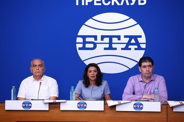 Лидерите на БСП в София Иван Таков и на “Левицата!” Костадин Паскалев седнаха от двете страни на Ваня Григорова при представянето .
