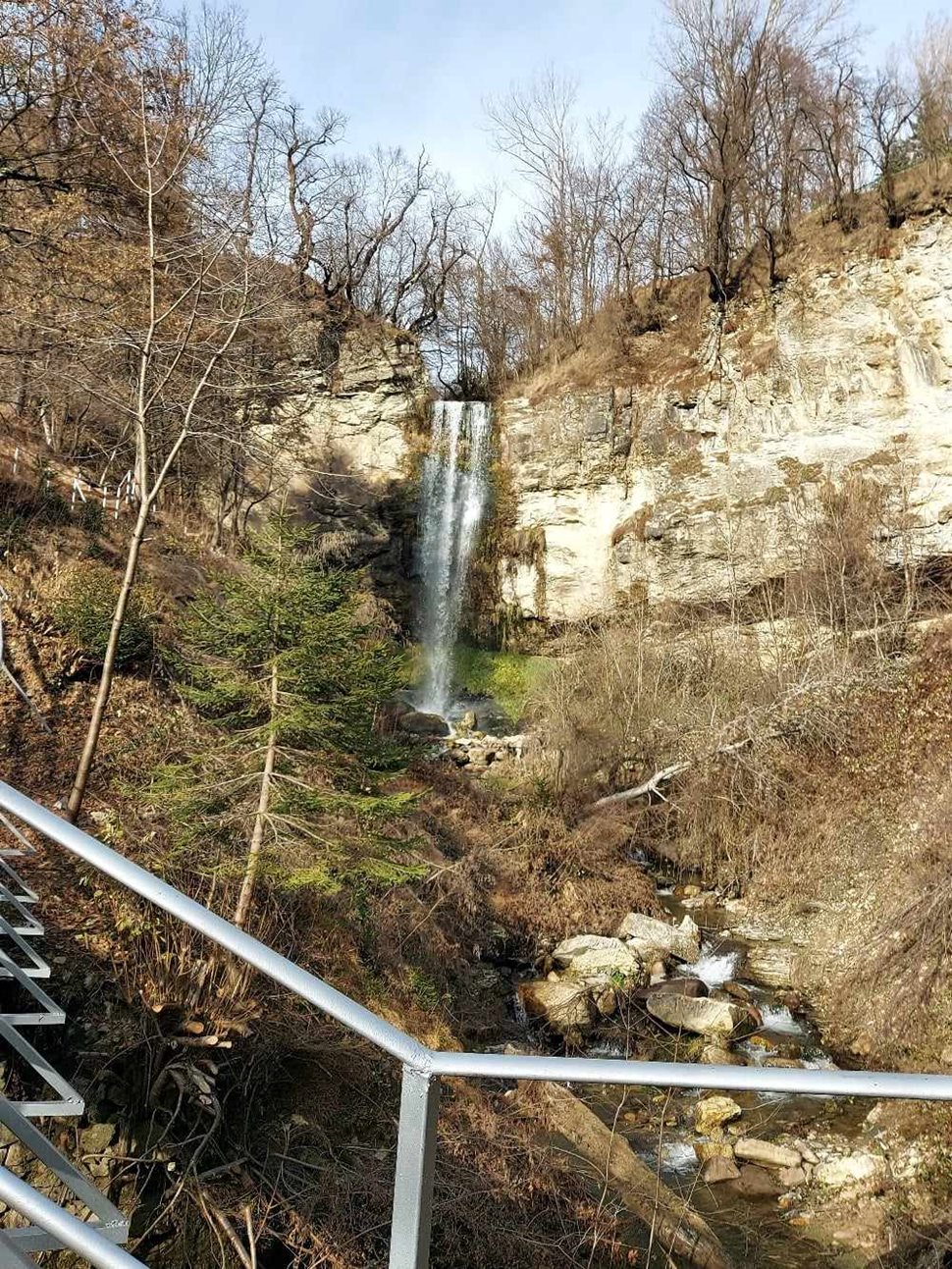 Смолянският водопад е единственият у нас  населено място.