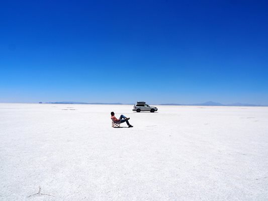 Солената долина (Salar de Uyuni) в Боливия е едно от най-равните места на земята, което е толкова голямо и бяло, че се вижда от Космоса.