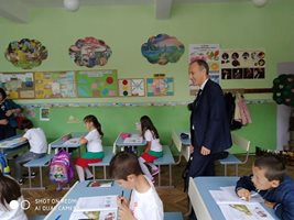 Министърът на образованието Красимир Вълчев в стаята с билингвиалните картини 