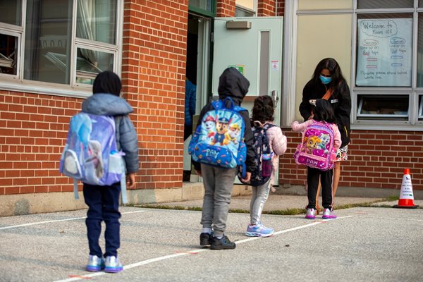 Малки деца тръгват на училище в Канада. Това е една от държавите с най-висок индекс на човешкия капитал.