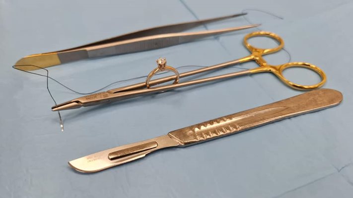 Пръстенът е сложен между инструменти за операция