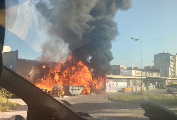 Пожар гори в търговски магазин в Разград Снимка: Фейсбук/ Павлина Георгиева