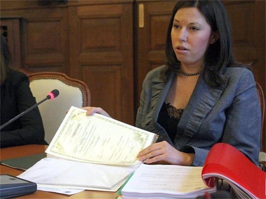 Илиева показва дипломата си на 29 септември след обвиненията от БСП, че няма такава.
СНИМКА: АНДРЕЙ БЕЛОКОНСКИ