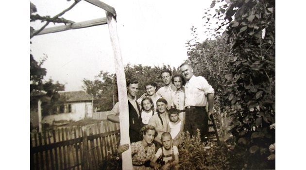 Младите Богдан и Вера Портокалски с баща й Георги Кръстев (тримата прави горе вдясно) сред домакините си на почивка в Алпите, ок.1940 г.