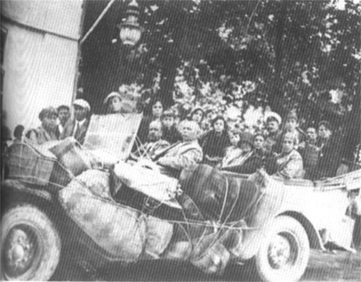 Претоварена кола през 30-те години на миналия век.