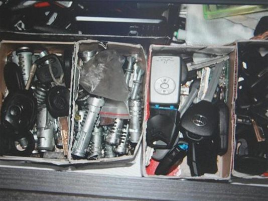 Десетки ключове за коли, които могат да бъдат настроени да отворят чужда кола открили полицаите при ареста на Хастара.