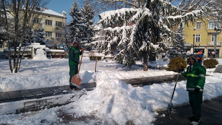 На площада пред общината кипи офанзива по изгребване на снега. Снимки: Авторът