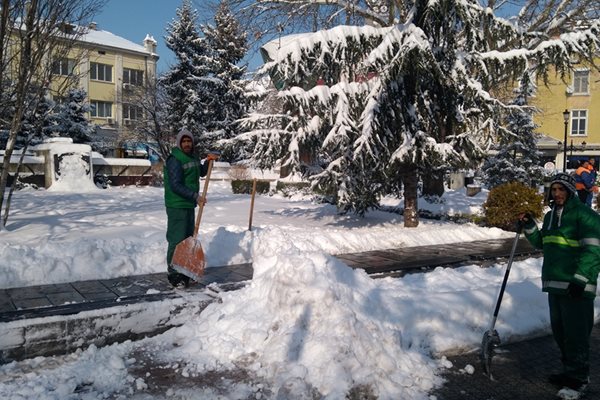 На площада пред общината кипи офанзива по изгребване на снега. Снимки: Авторът