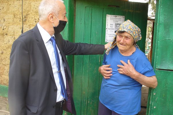 88-годишната баба Пенка Тенева разказва на окръжния прокурор на Стара Загора Дичо Атанасов за патилата си от великденската нощ.
