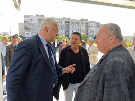 Димитров разговаря със съветниците Стефан Дедев и Атанас Узунов.