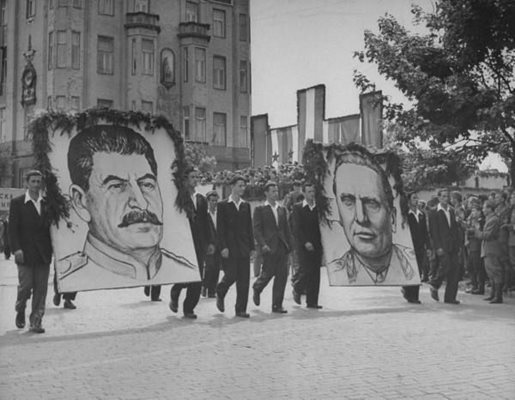 1946 г. Манифестация в Белград с портретите на Сталин и Тито