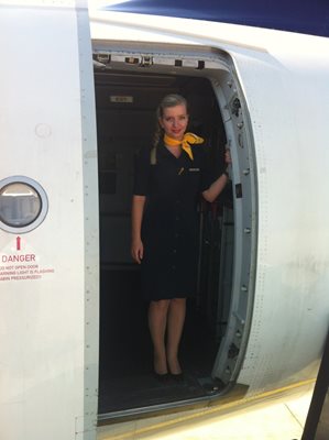 Красивата Евгения Тенева сега не се страхува да лети. Тя преодолява себе си и вече е успешна стюардеса в “Луфтханза”.