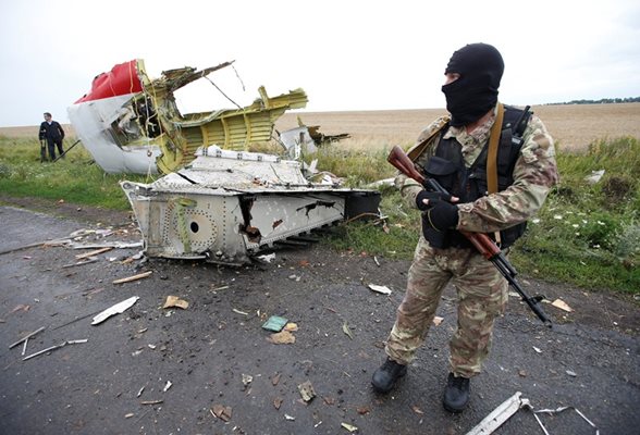 Сепаратист на мястото на катастрофата. Ракетата, която е свалила малайзийския самолет над Украйна, е била изстреляна от района на населеното място Первомайское. Снимка: Ройтерс