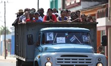 Транспортиране на хора, за да поздравят кортежа с пепелта на Фидел Кастро в Колон, Куба