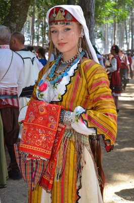 Победителка в конкурса за автентична носия в Рожен / Снимка: Мико Стефанов