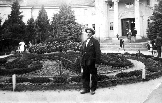 Пеньо Атанасов-Бомбето на почивка през 1930 година. По това време той е на 28 години и все още изгражда Паметника на свободата на връх Шипка.