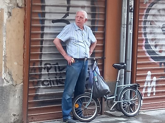 Пловдивчани изчаква се е скрил с колелото си от дъжда.


СНИМКИ: Авторът.