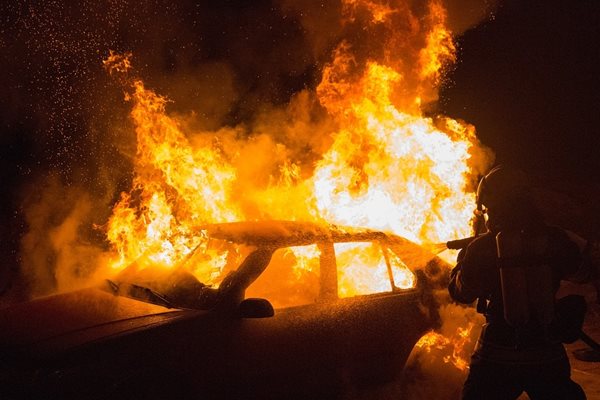Кола се запали и изгоря на АМ „Хемус“