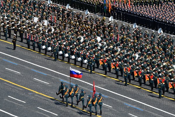 Руски военни участват в Парада на Победата на Червения площад в Москва