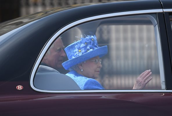 Кралица Елизабет Втора се появи със син тоалет пред британския парламент в деня, в който се обсъждаше напускането на съюза от Великобритания СНИМКА: РОЕЙТЕРС