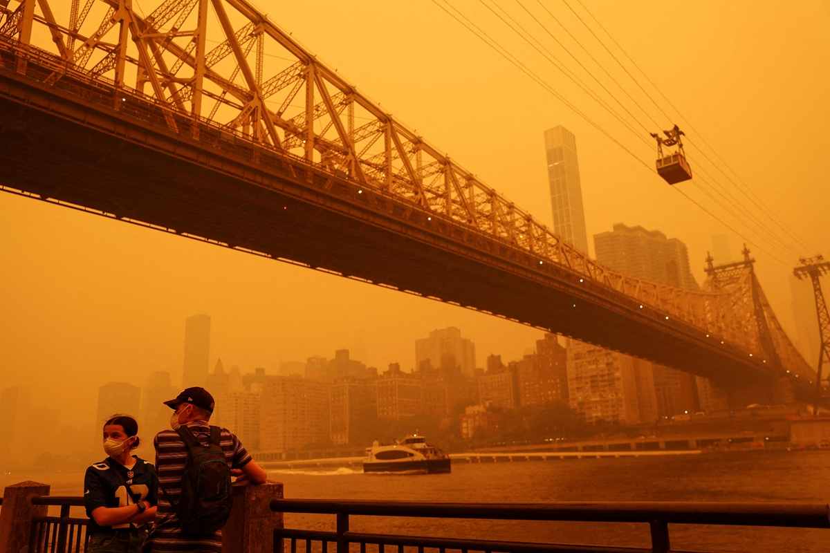 Оранжева мъгла и дим задушават Ню Йорк (Обзор)
