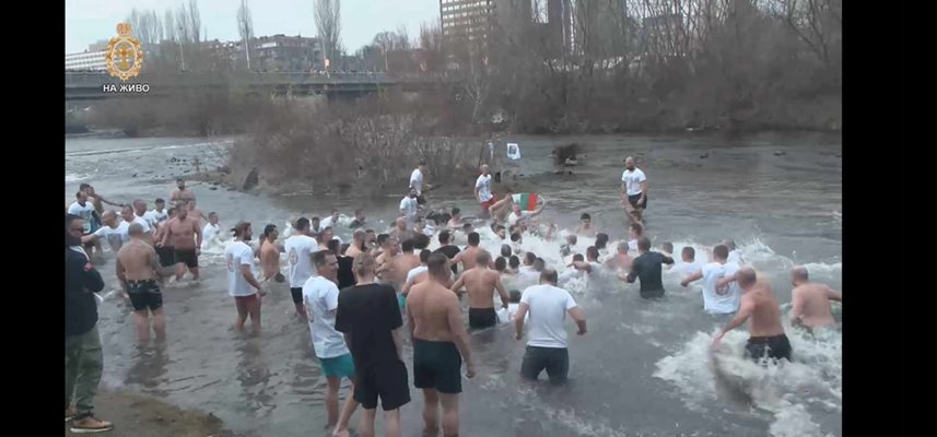 Участниците в спасяването на кръста в акция.