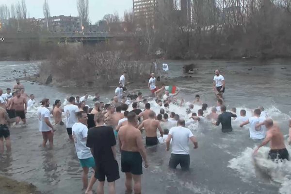 Участниците в спасяването на кръста в акция.