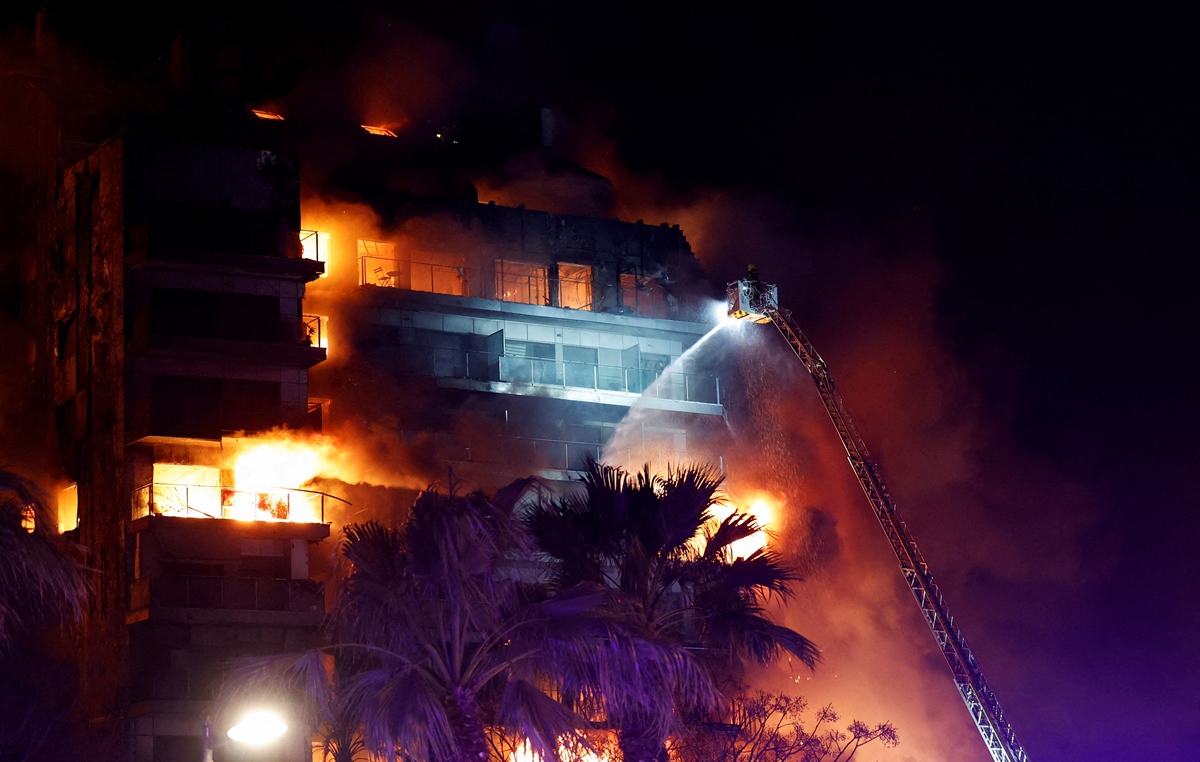 Най-малко четирима са загинали при огромния пожар във Валенсия  (Видео, снимки)
